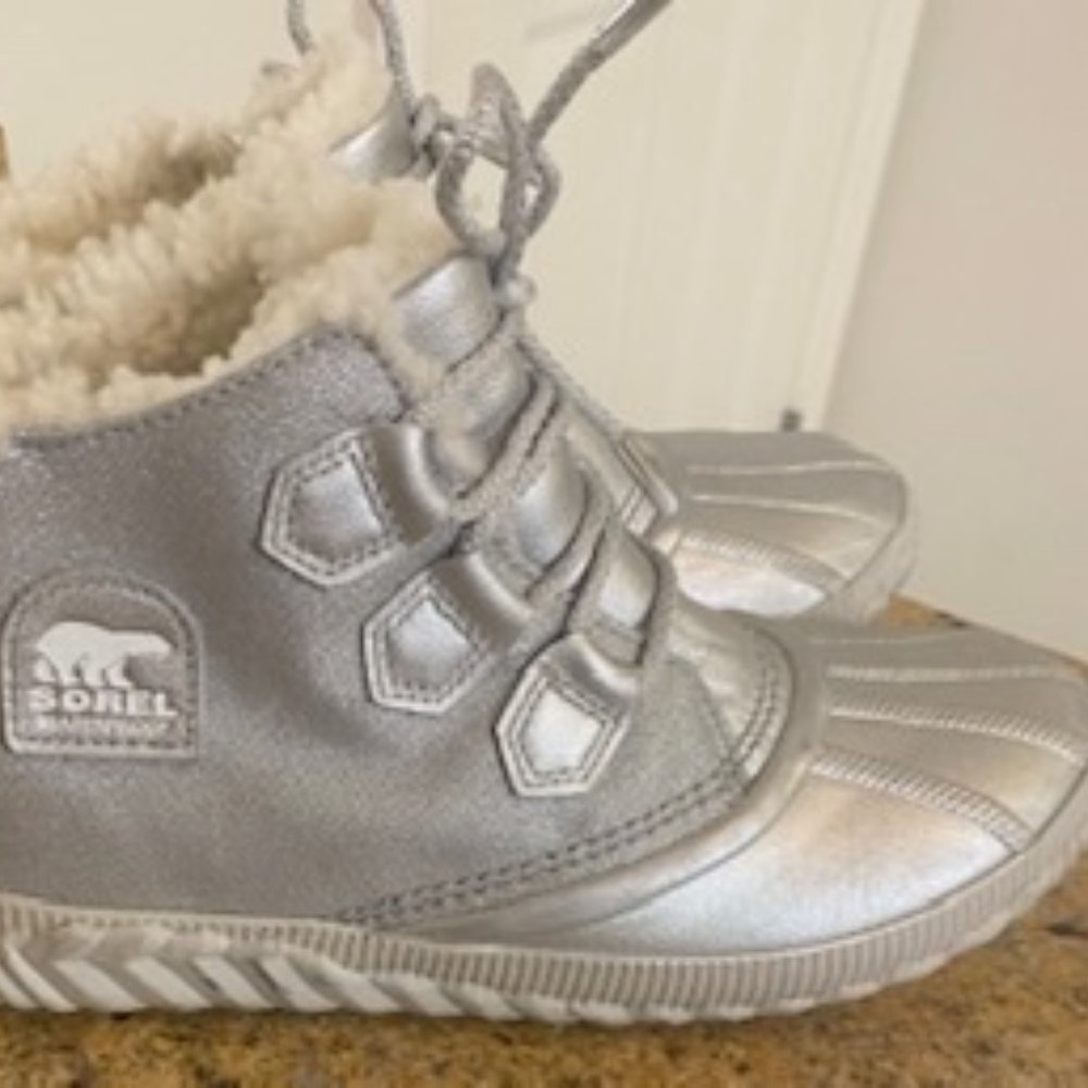 DISNEY X SOREL WOMEN’S OUT ‘N ABOUT FROZEN II BOOT Silver Size 8 1/2 Waterproof
